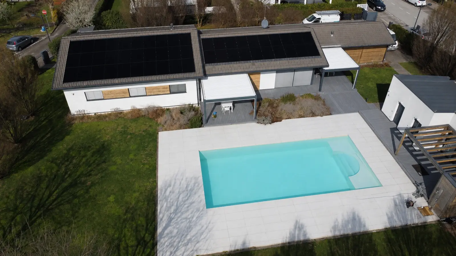 Impianto fotovoltaico da 20 kW con moduli total black integrati nella copertura di una residenza privata in provincia di Vicenza