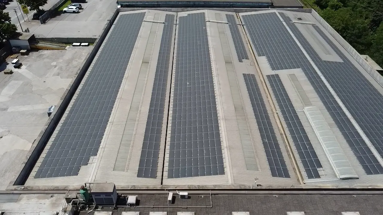 Impianto fotovoltaico industriale da 126 kW sul tetto di un capannone a Vicenza dopo il revamping